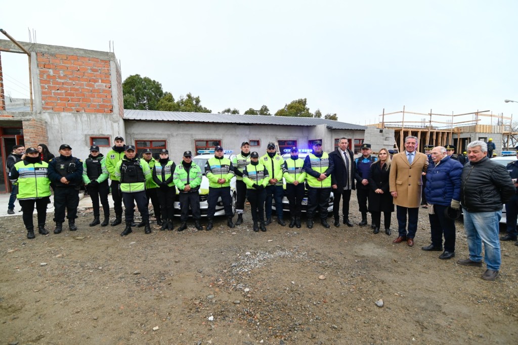 El gobernador Arcioni entregó móviles y recorrió la obra de la nueva Comisaría de Km.&nbsp;8