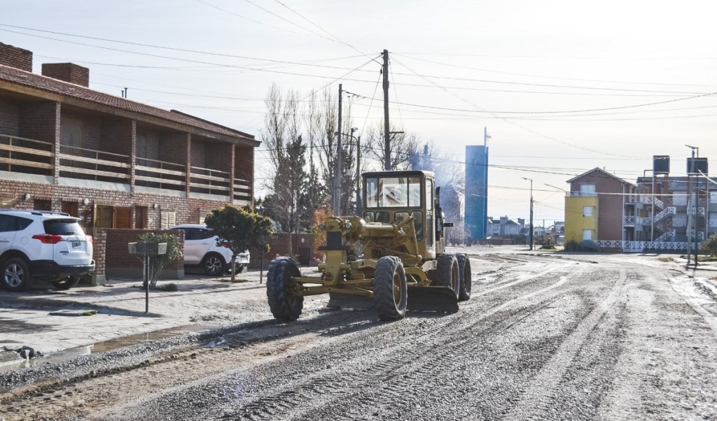 El área de Obras Públicas de Rawson continúa con los trabajos de repaso de&nbsp;calles