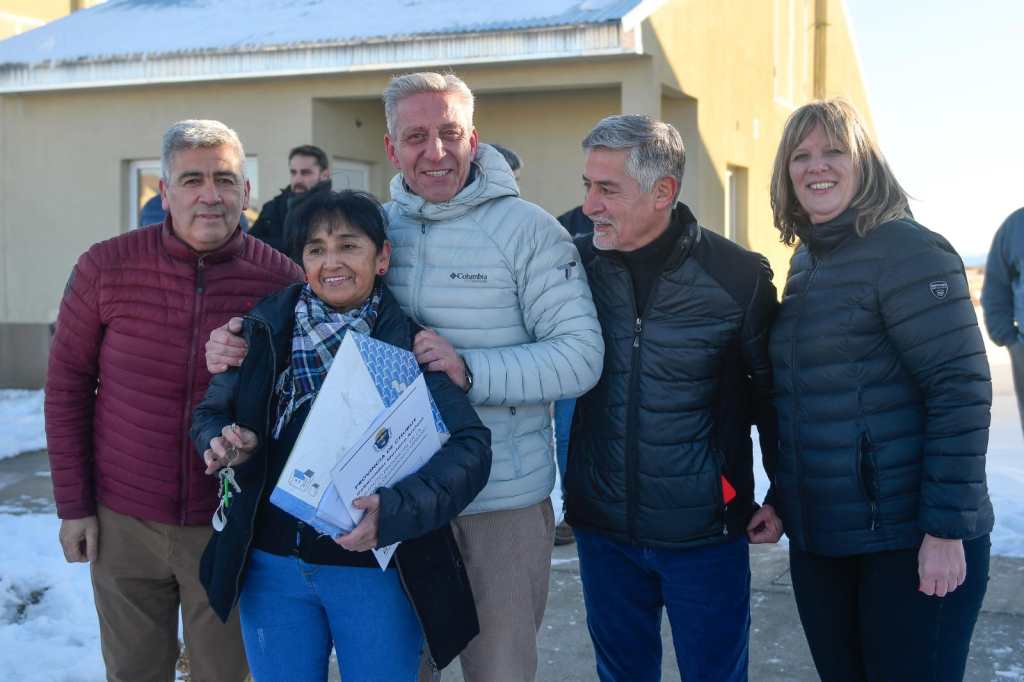 Arcioni entregó 10 viviendas a familias de Gobernador Costa y anunció la realización de una Audiencia Pública para la obra del Interconectado&nbsp;Oeste