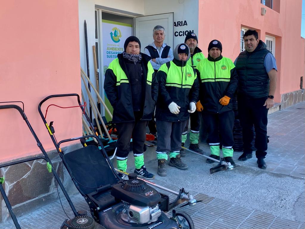 La Secretaría de Ambiente de Rawson recibió herramientas y equipos para tareas de mantenimiento y&nbsp;forestación