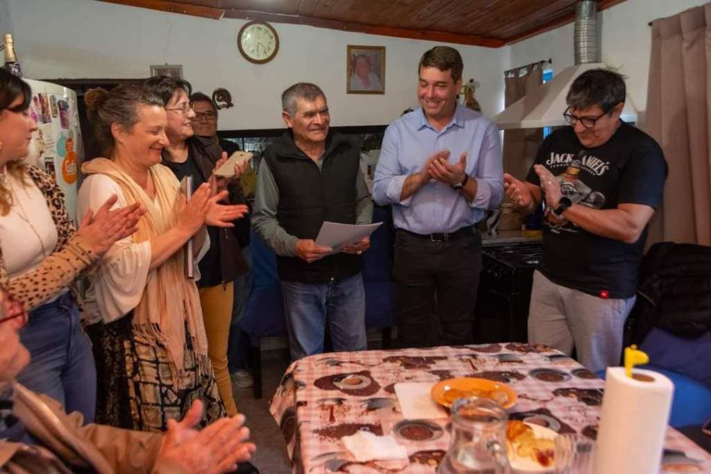 Biss entregó la resolución municipal a las nuevas autoridades vecinales del barrio Rodaj&nbsp;Park