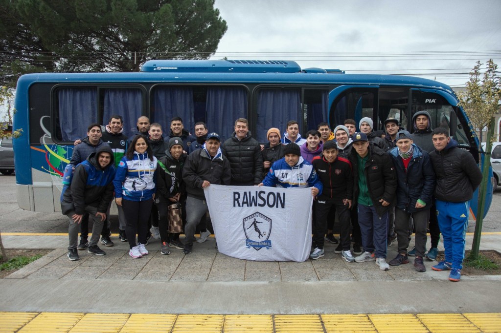 Biss acompañó la partida de la selección de fútbol barrial de Rawson que participa de un torneo provincial en&nbsp;Comodoro