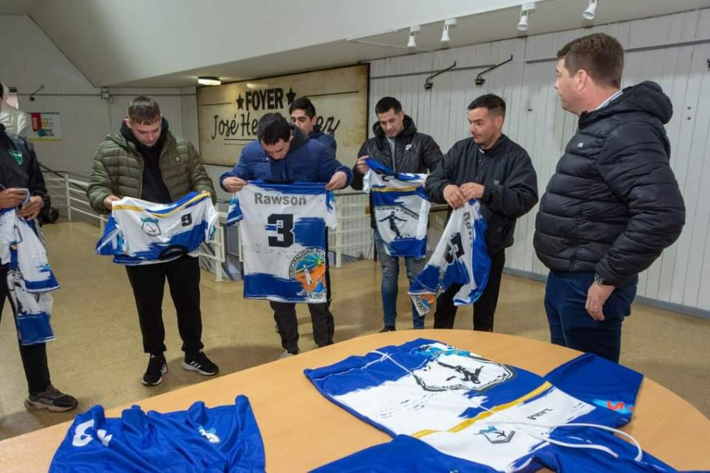 Biss entregó indumentaria a la selección barrial de fútbol de Rawson que, por primera vez en 14 años, participará en un torneo&nbsp;provincial
