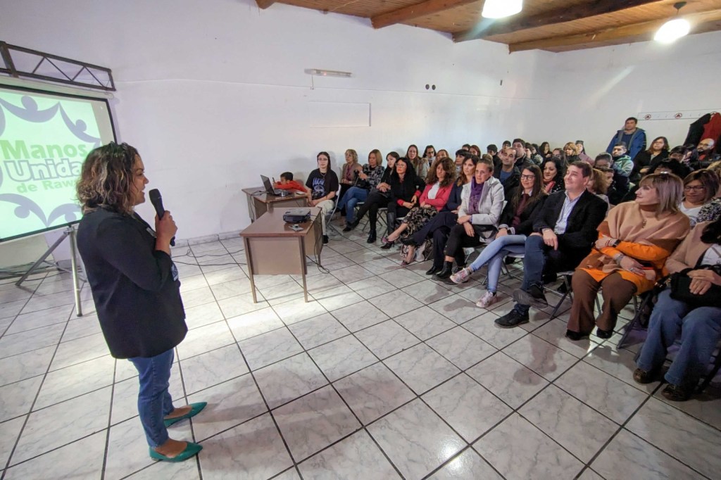 Biss participó de la entrega de certificados a quienes finalizaron el primer curso de albañilería para mujeres en&nbsp;Rawson