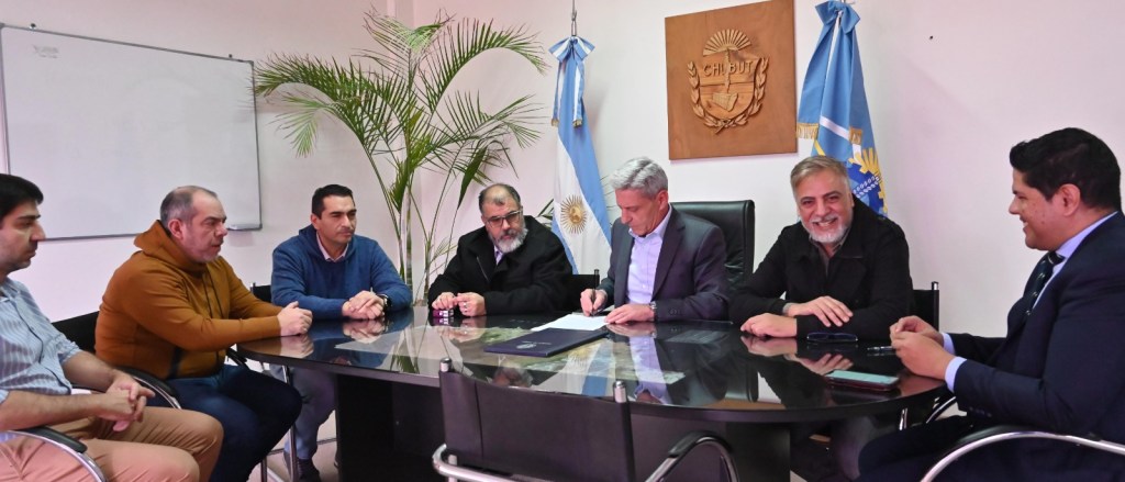 Arcioni rubricó la adhesión de los trabajadores del IAS, Chubut Deportes, CAM ‘La Hoya’, de Desarrollo Social y Guardafaunas al Convenio Colectivo de&nbsp;Trabajo