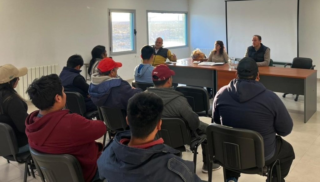 Funcionarios provinciales y productores hortícolas se reunieron para trabajar en la recuperación de suelos productivos en el&nbsp;VIRCh