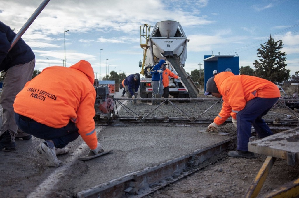 La Municipalidad de Rawson comenzó con la construcción de dársenas en las paradas para colectivos en la Doble&nbsp;Trocha