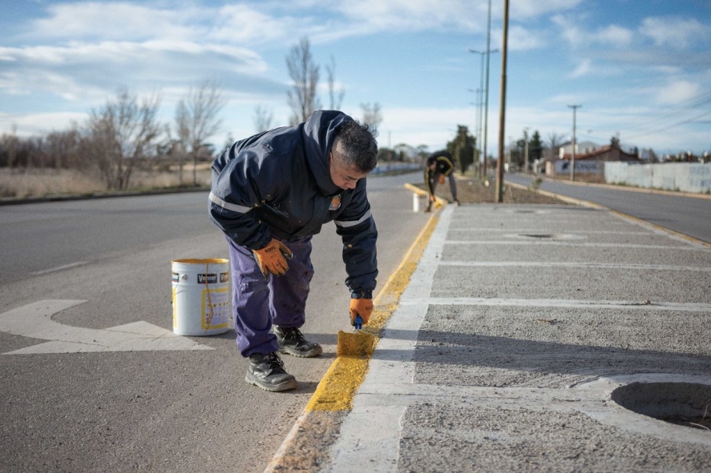 Pintan sendas peatonales, arreglan semáforos y reparan cartelería para embellecer y mejorar la seguridad vial en&nbsp;Rawson