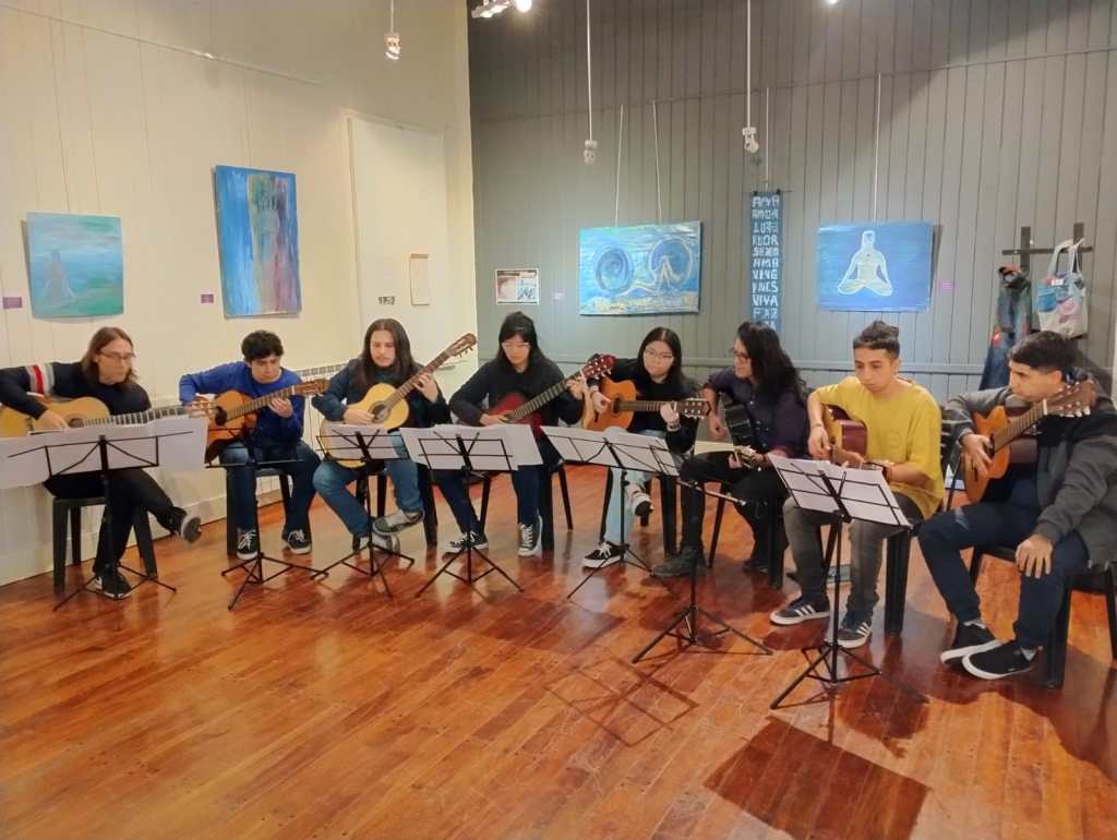 Alumnos del Instituto 805 brindaron un concierto de guitarras junto al Dúo Palacios-Barrena