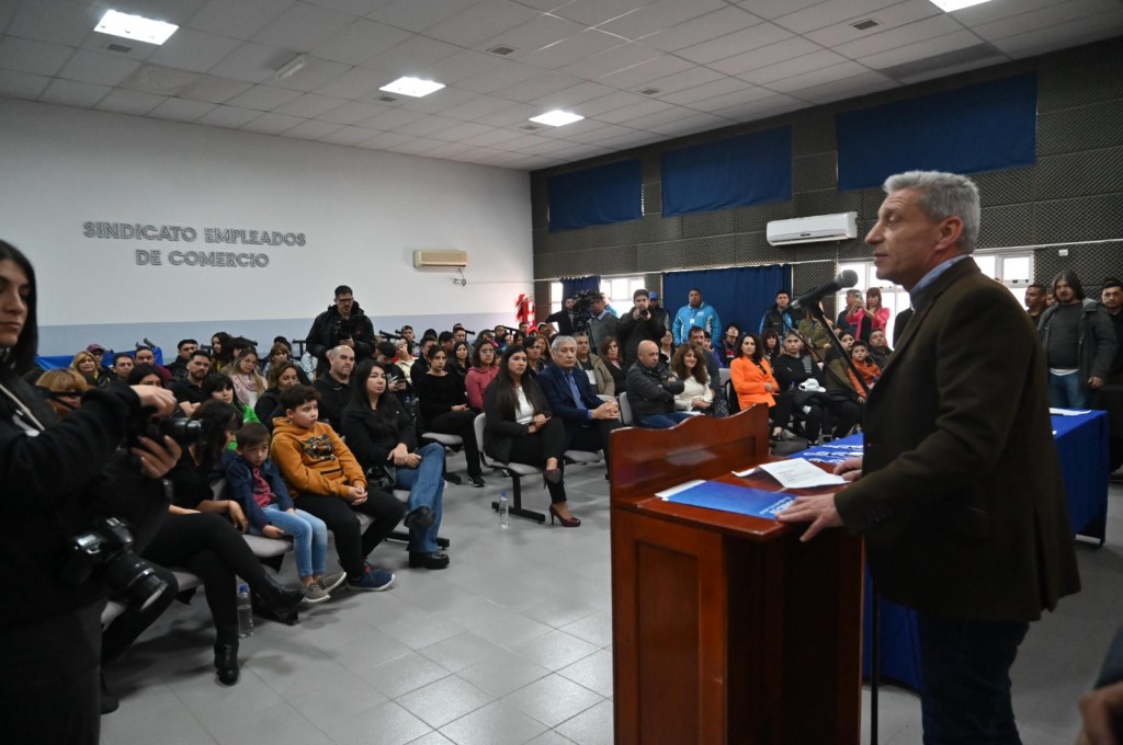 Arcioni rubricó actas de inversión en infraestructura con el SEC y encabezó el sorteo de ubicación de nuevas viviendas en&nbsp;Trelew