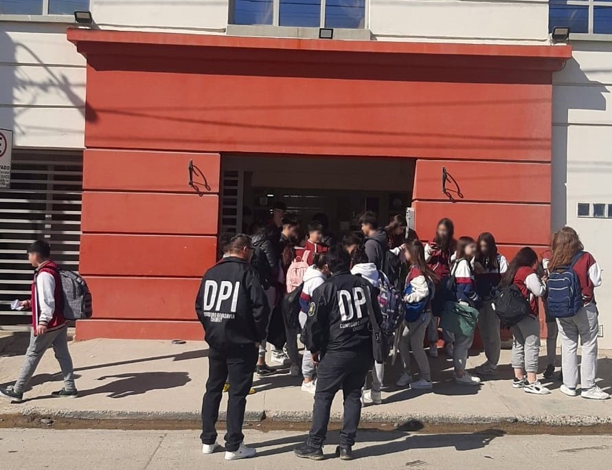 Policía del Chubut realiza actividades de concientización sobre ‘bullying’ y ‘grooming’ en escuelas de Comodoro&nbsp;Rivadavia