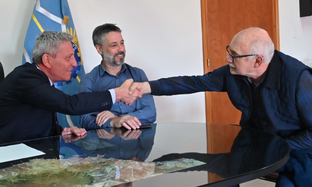 Arcioni rubricó los contratos de inicio de obra para nuevos Centros de Desarrollo Infantil en Corcovado, José de San Martín y Río&nbsp;Pico