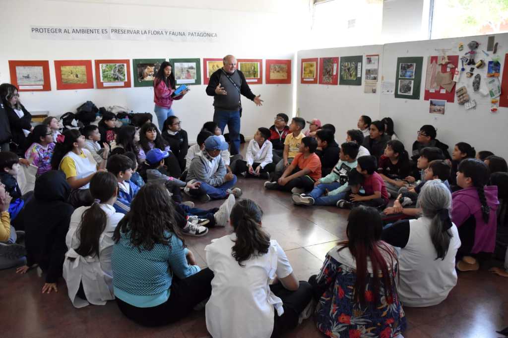 Más de 800 estudiantes pasaron por la muestra municipal de Ambiente “Nosotros en medio del&nbsp;ambiente”