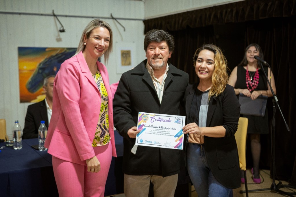 Participantes de la primera Feria Municipal del Libro de Rawson recibieron&nbsp;reconocimientos