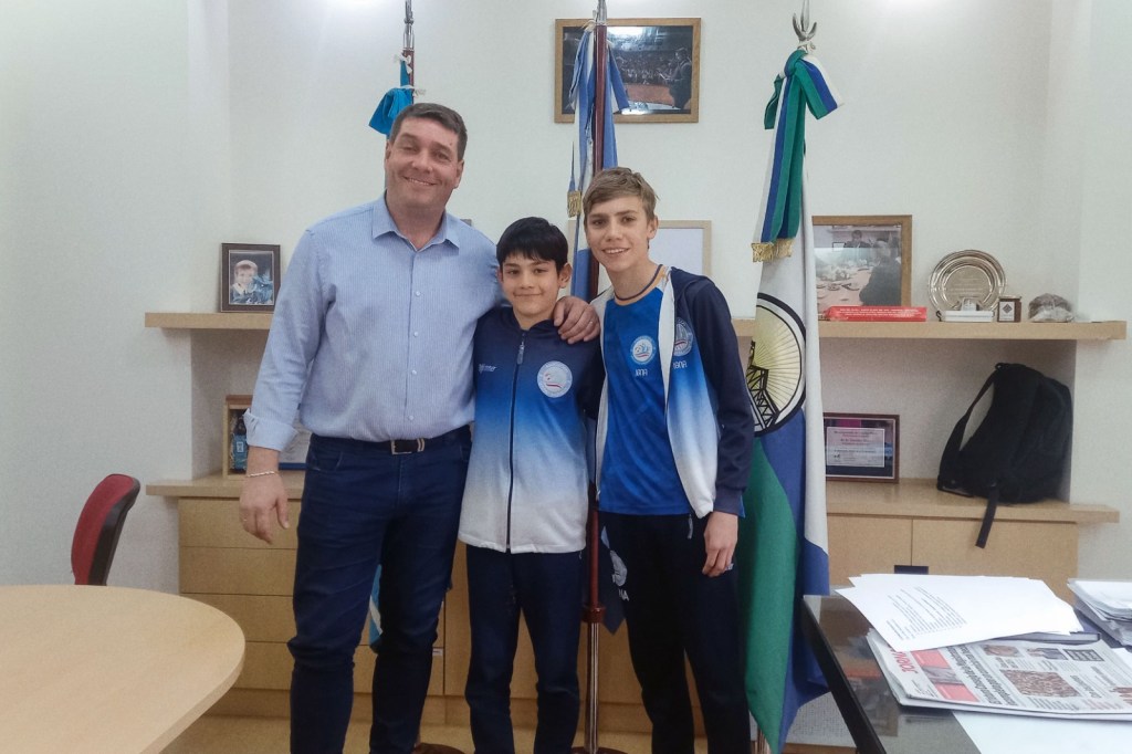 Biss se reunió con jóvenes de Rawson que participarán en un Campeonato Nacional de Natación en Mar del&nbsp;Plata