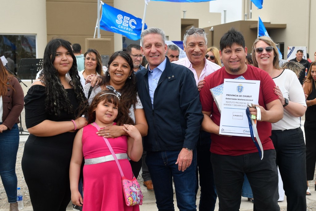Arcioni entregó 33 nuevas viviendas a familias de&nbsp;Trelew
