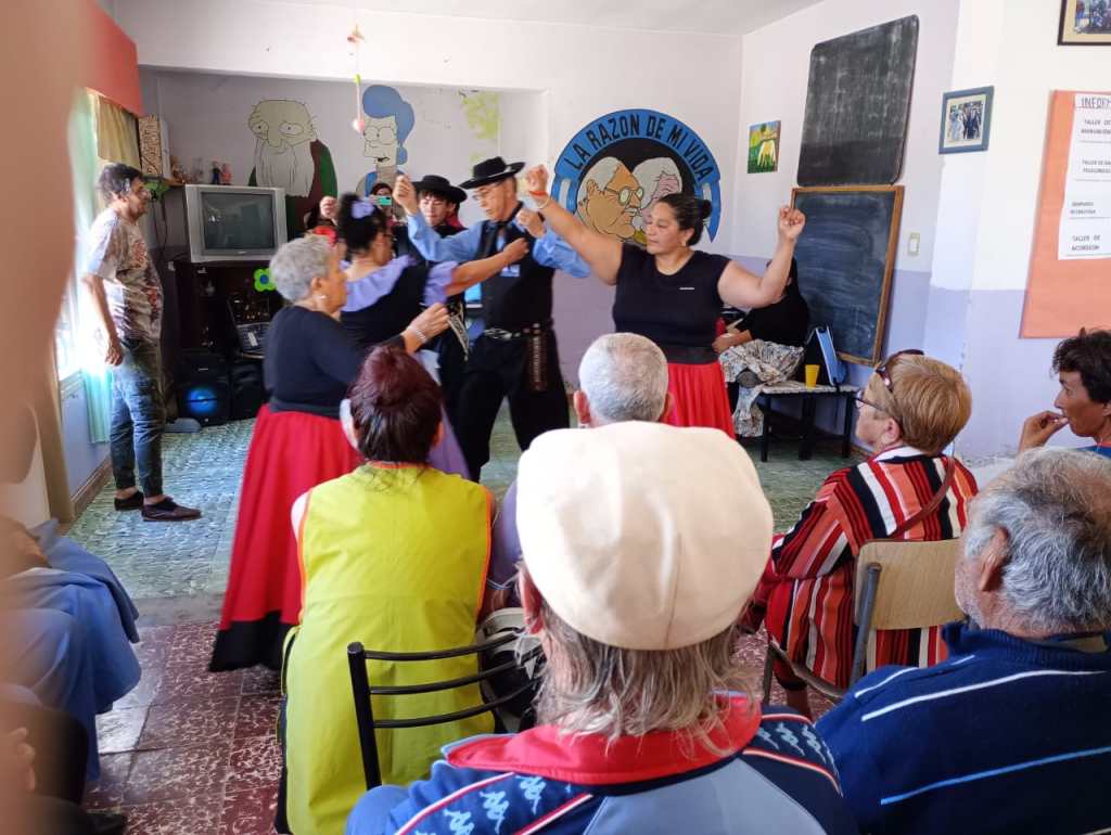 La Biblioteca Gonzalo Delfino regaló una mañana diferente al Club de Abuelos «La Razón de mi&nbsp;vida»