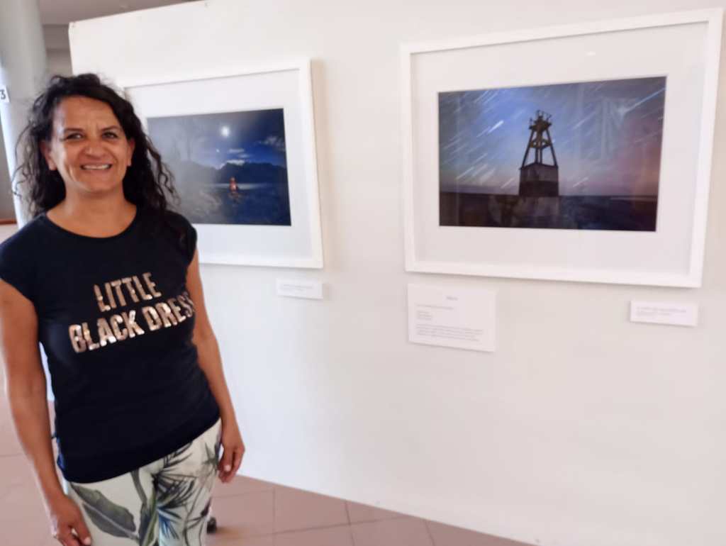 La fotógrafa Paula Hazembiler donó tres de sus obras para el Centro Astronómico de&nbsp;Trelew