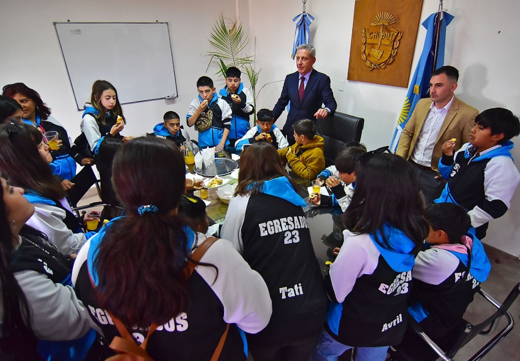 Arcioni recibió a alumnos de la Escuela N° 93 de Buenos Aires&nbsp;Chico