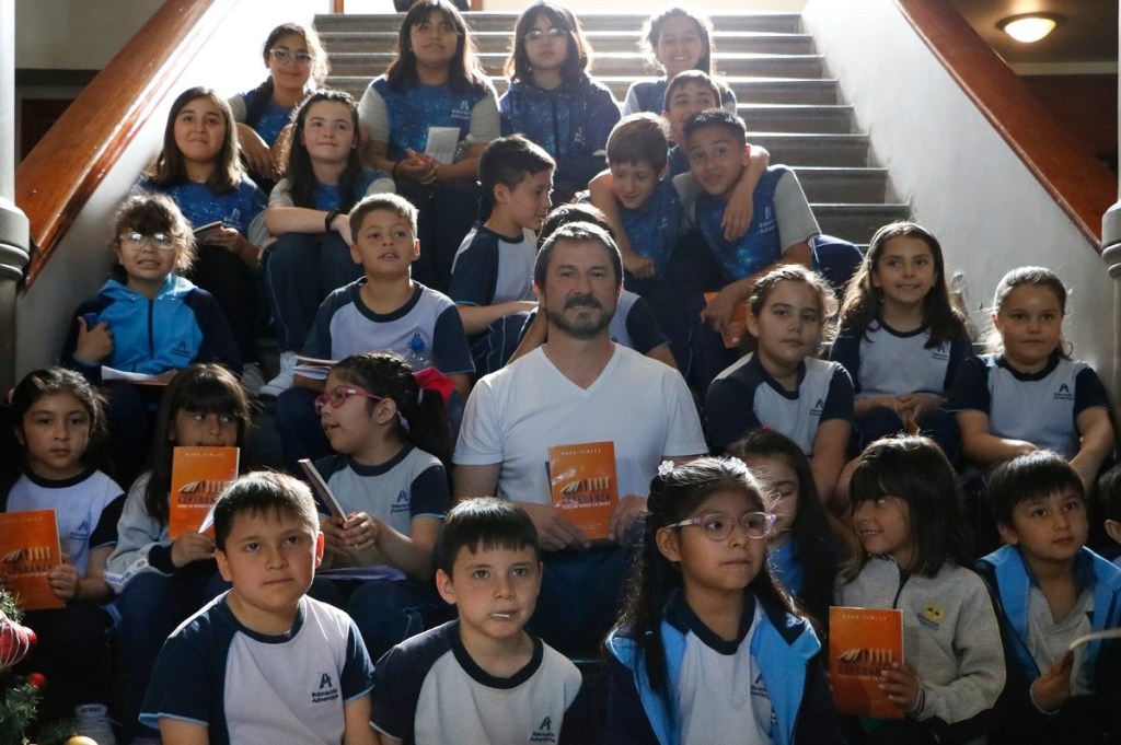Alumnos de la Escuela Adventista de Trelew cantaron villancicos en las escalinatas del Palacio&nbsp;Municipal