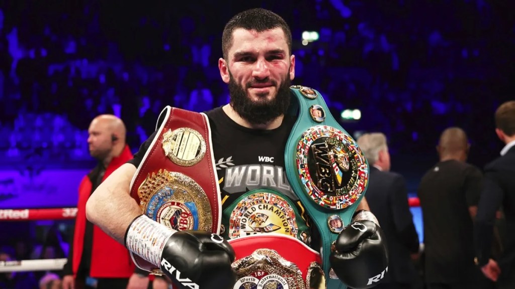 El invicto noqueador canadiense Beterbiev expone sus tres coronas ante el británico&nbsp;Smith