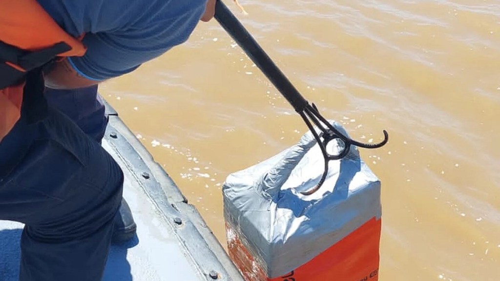 Secuestran casi 300 kilos de cocaína en el Río de La Plata durante el operativo “Fondo&nbsp;Blanco”