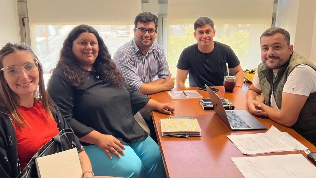 Los concejales jóvenes de Rawson Flores Revillot y López mantuvieron encuentro con diputado provincial de Juntos por el&nbsp;Cambio