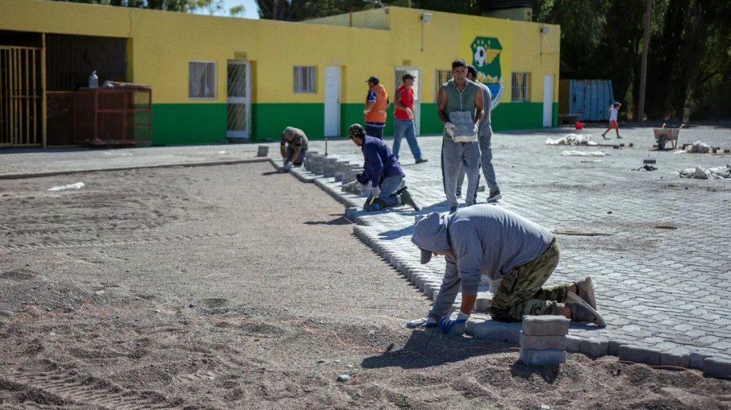 El área de Obras Públicas de Rawson realiza trabajos de adoquinamiento en el Club Defensores de la&nbsp;Ribera