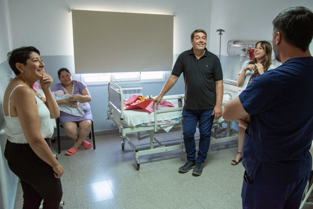 El intendente Biss visitó a la primera bebé del año en&nbsp;Rawson