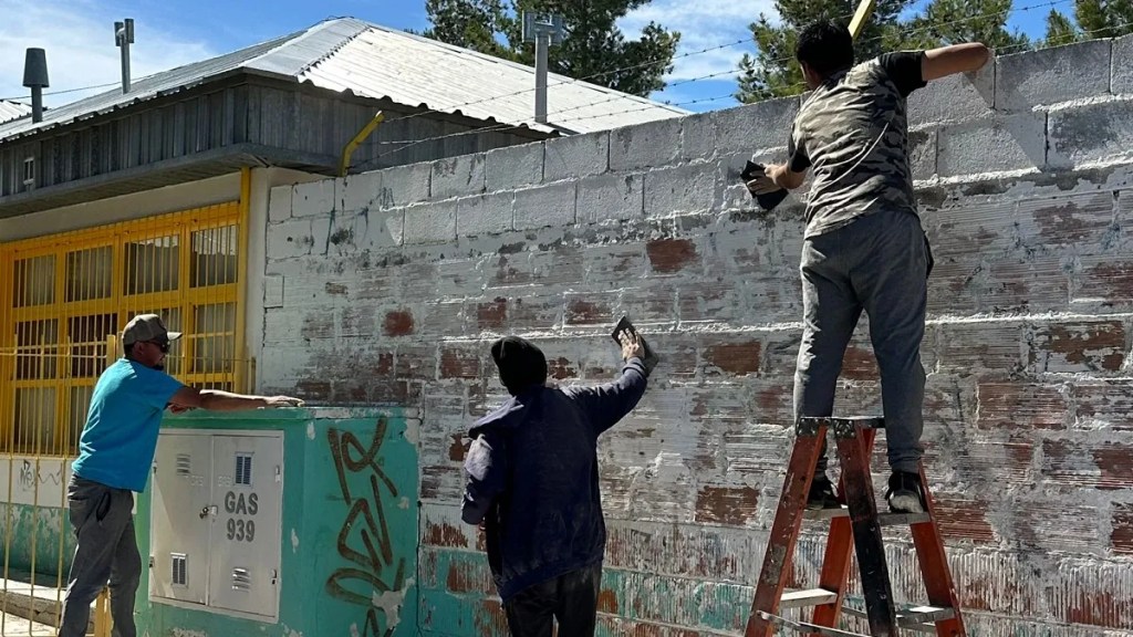 El Gobierno Provincial pone en valor las escuelas priorizando la mano de obra&nbsp;local