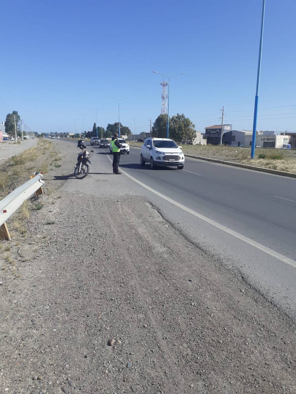 Personal municipal controla la velocidad de circulación en la Avenida Eva&nbsp;Perón