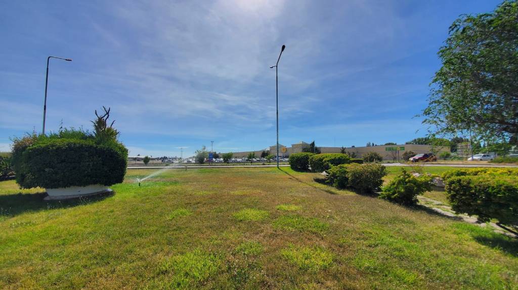 Mantenimiento de la rotonda 5 de Octubre y repaso de calles en los barrios Menfa y&nbsp;Amaya