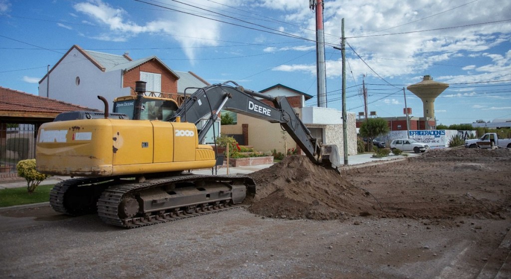 Inició el trabajo de movimiento de suelo para pavimentar la calle José Hernández de Playa&nbsp;Unión