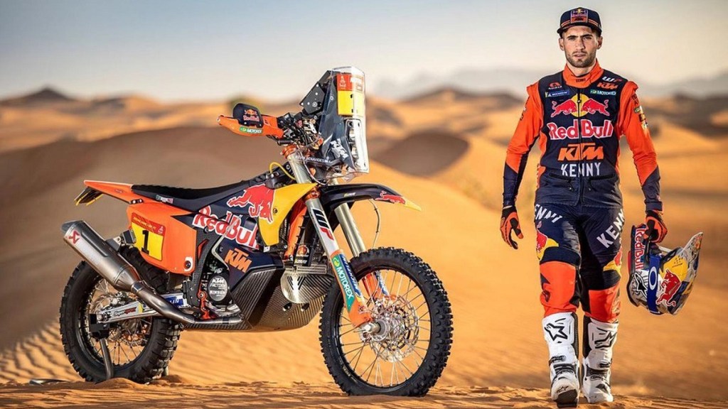 Kevin Benavidez firma su victoria en la etapa 8 del Dakar, escoltado por su hermano&nbsp;Luciano