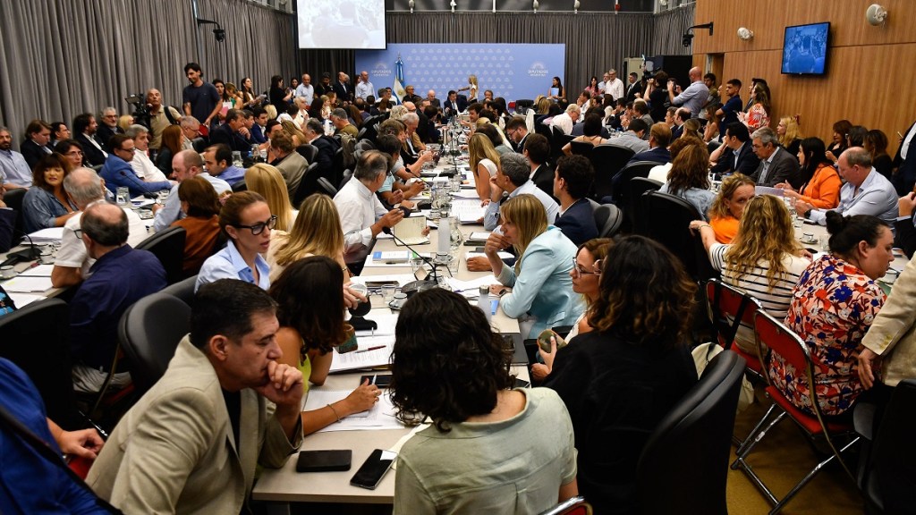 Diputados retoma el trabajo en plenario para escuchar a sectores alcanzados por la ley ‘Bases’