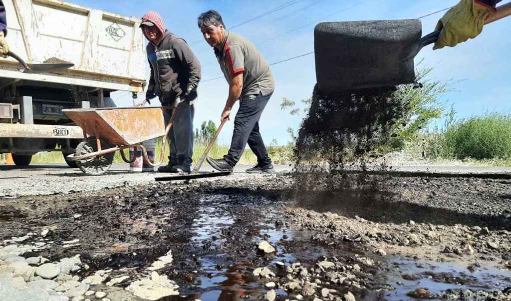 Repararon una avería en el asfalto de calle 25 Mayo, pasando la Estación Experimental&nbsp;INTA