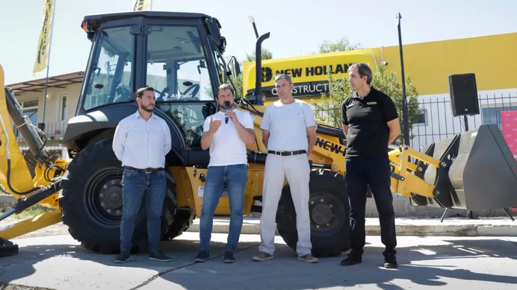 Diarco S.A. entregó una retroexcavadora al&nbsp;Municipio