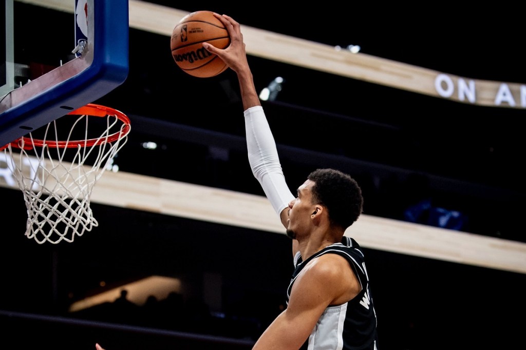 San Antonio, con el primer triple doble del francés Wembanyama, venció a Detroit por 130 a&nbsp;108