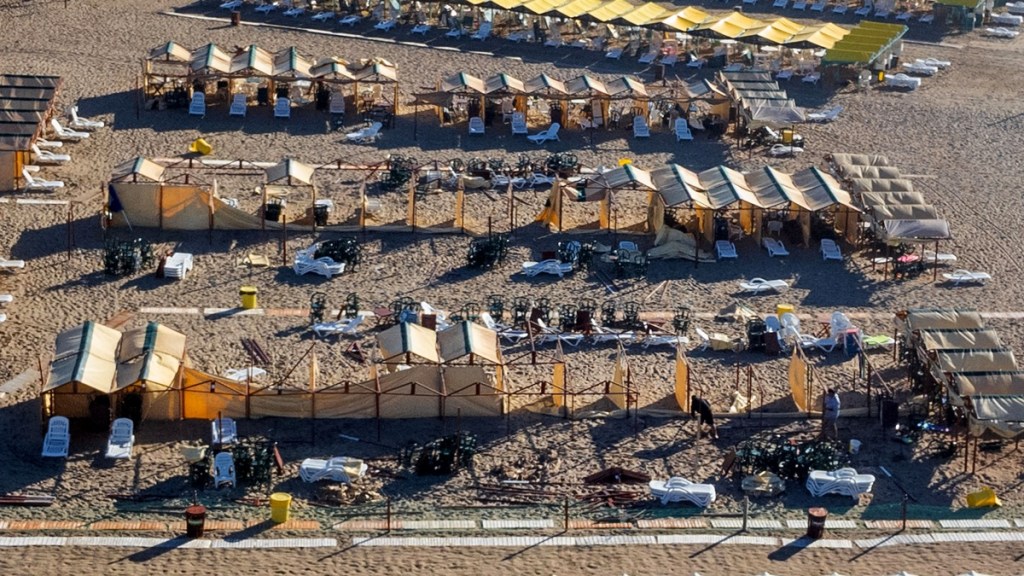 Barrios sin luz, árboles caídos y estructuras dañadas tras el temporal que dejó un muerto en&nbsp;Miramar