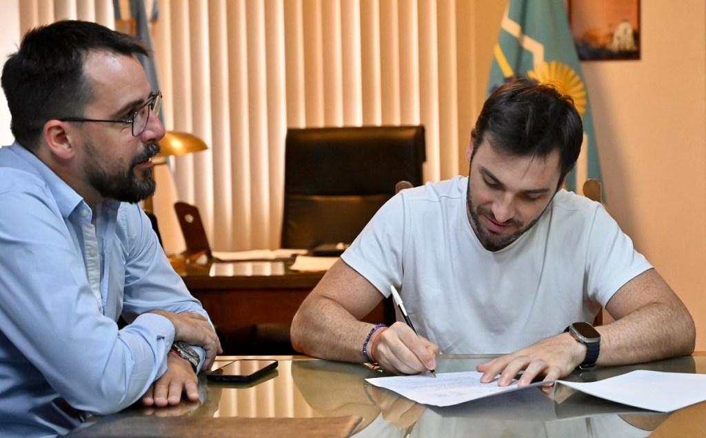 Torres firmó el inicio de obra para construir 50 viviendas en&nbsp;Esquel