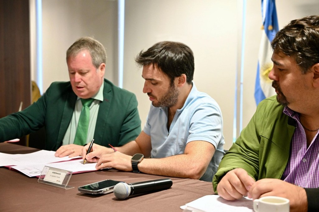 Torres firmó un acuerdo con Río Negro y Neuquén para que las escuelas de Chubut tengan gas en&nbsp;invierno