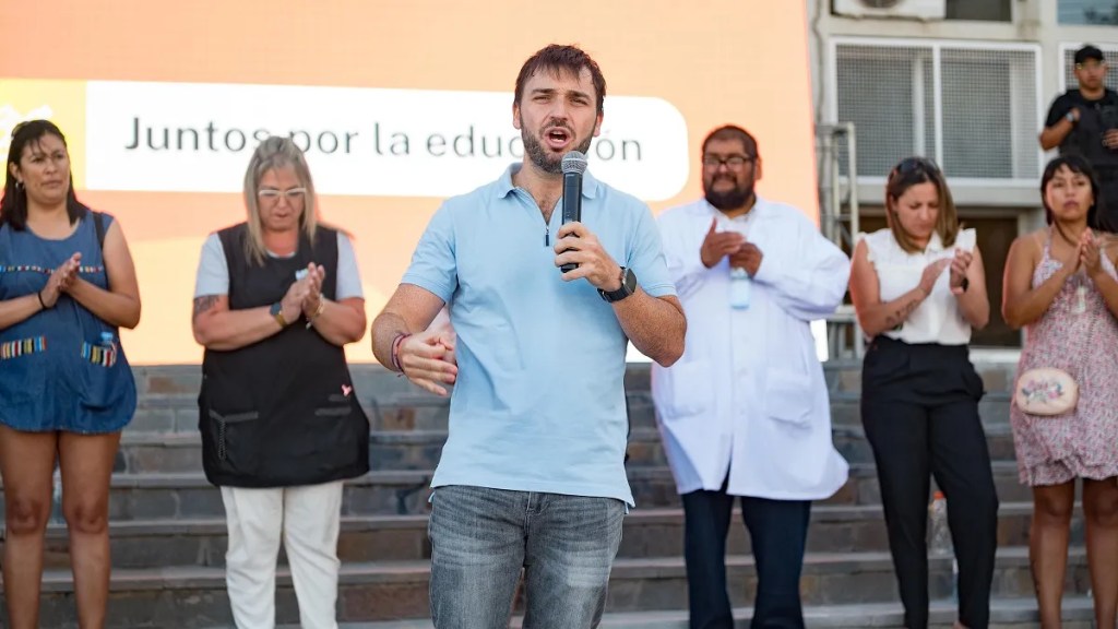 En medio de un multitudinario apoyo, Torres presentó la Ley de Profesionalidad&nbsp;Docente