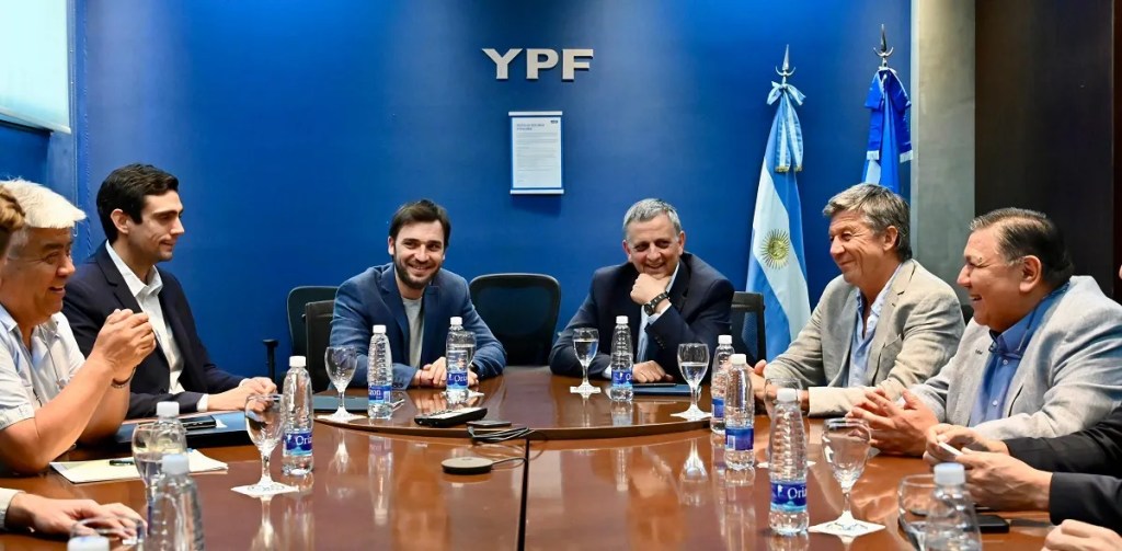 Torres se reunió con el presidente de YPF y obtuvo el compromiso de que se mantendrán los puestos de&nbsp;trabajo