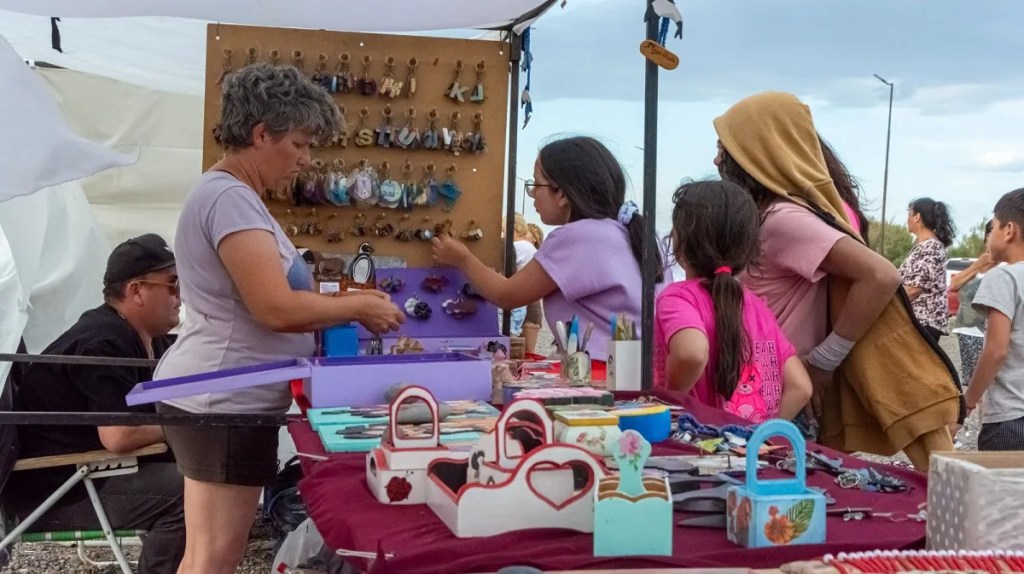 Con la participación de más de 40 artesanos, continúa desarrollándose la Feria Municipal de la Costa en Playa&nbsp;Unión