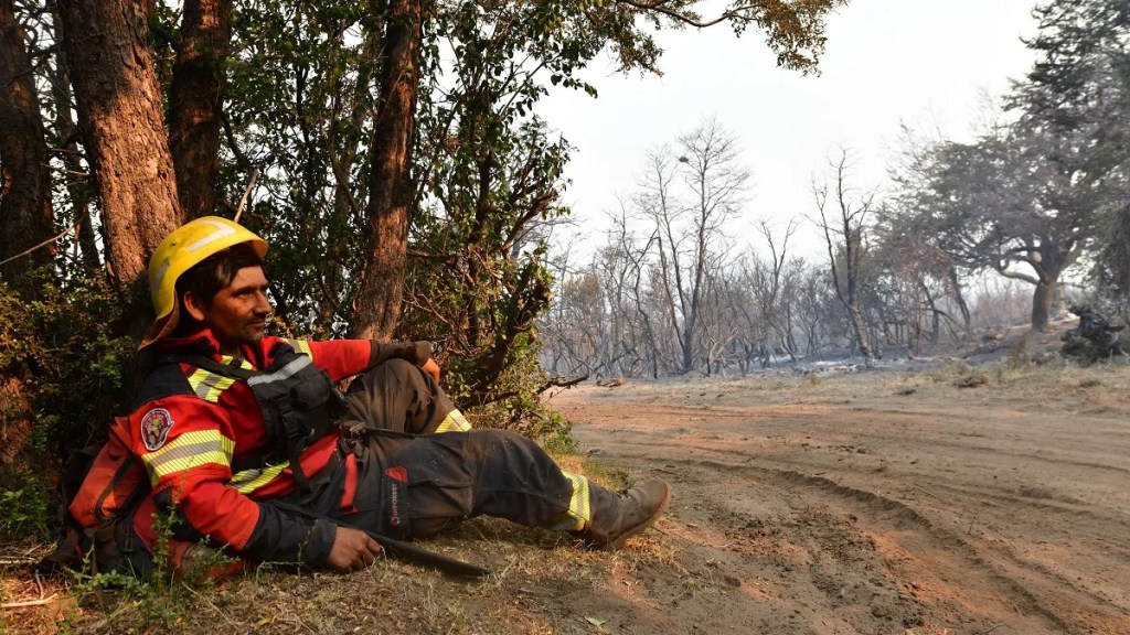 Con unas 450 personas abocadas al operativo, siguen los trabajos para contener el incendio en el Parque Nacional “Los&nbsp;Alerces”