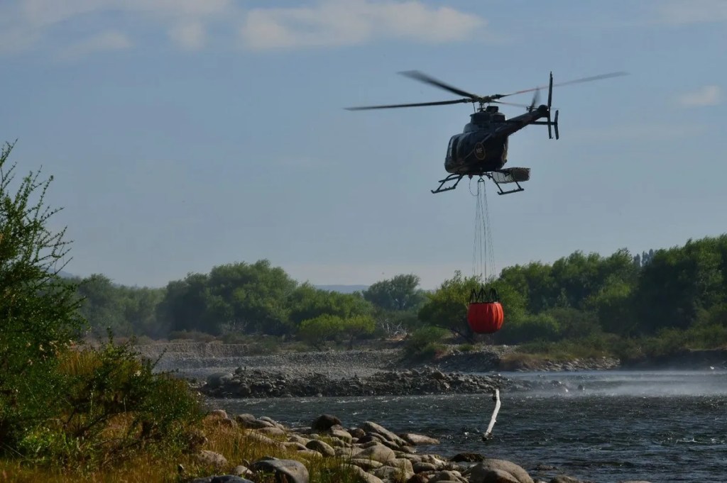 Con la llegada de 45 brigadistas de Santa Fe, el Gobierno del Chubut refuerza el operativo para contener el incendio del Parque Nacional “Los&nbsp;Alerces”
