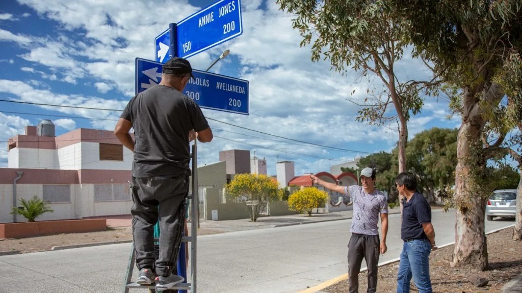 La Municipalidad realiza trabajos de reparación en cartelería nomencladora de Playa&nbsp;Unión