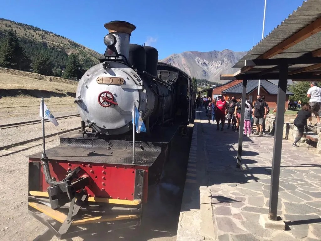 “La Trochita” conmemora un nuevo aniversario de su llegada a Esquel y del primer Gobierno&nbsp;Patrio