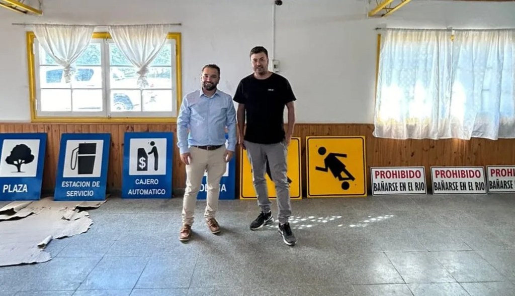 El Gobierno Provincial entregó cartelería a Dique Florentino&nbsp;Ameghino