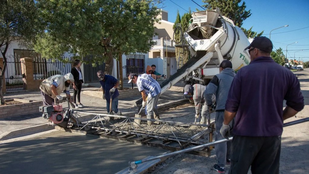 Obras Públicas de Rawson avanza con el trabajo de hormigonado sobre la calle José&nbsp;Hernández